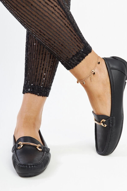 Mocassini neri con fibbia decorativa...