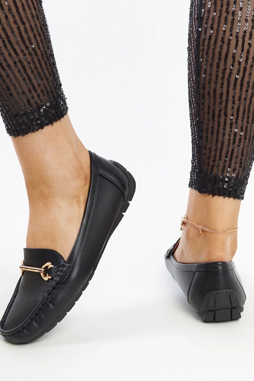 Mocassini neri con fibbia decorativa...