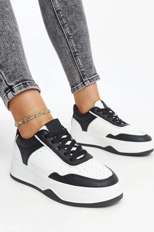 Sneakers nere e bianche con suola più...