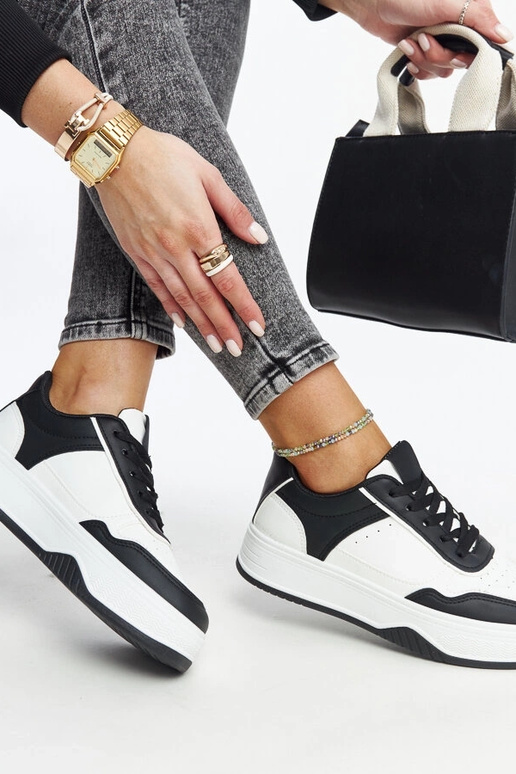 Sneakers nere e bianche con suola più...