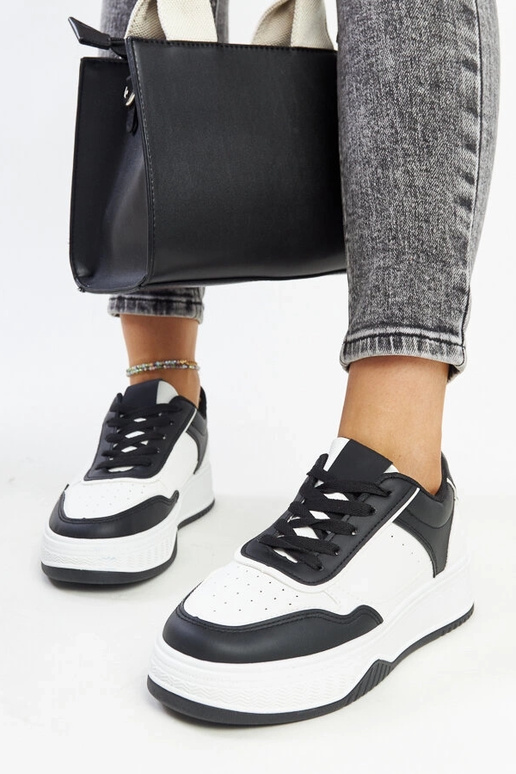 Sneakers nere e bianche con suola più...