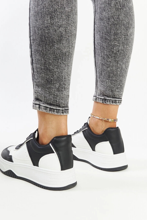 Sneakers nere e bianche con suola più...