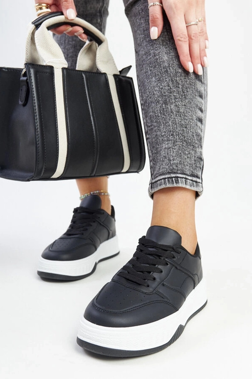 Sneakers nere con suola più spessa...