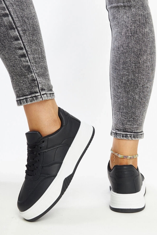 Sneakers nere con suola più spessa...