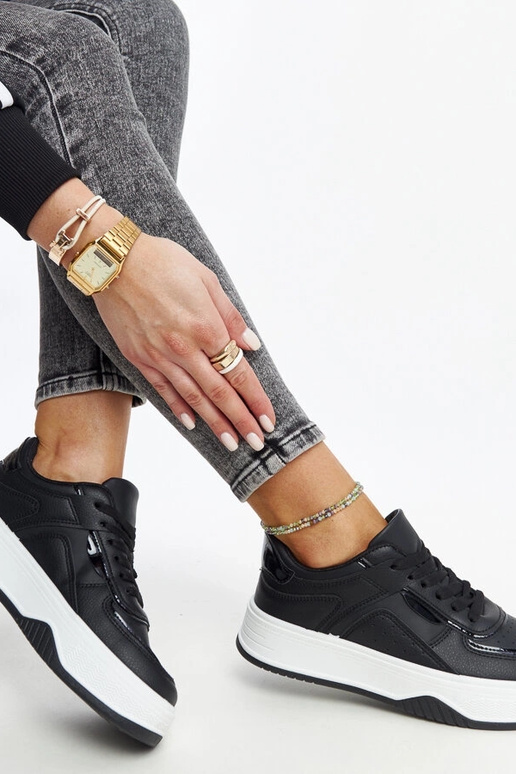 Sneakers nere con suola più spessa...