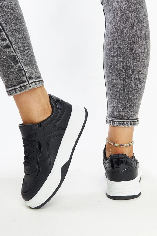 Sneakers nere con suola più spessa...