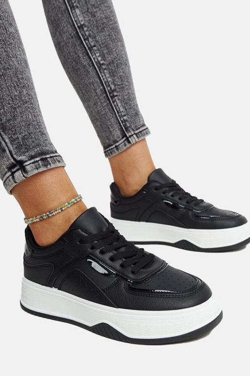 Sneakers nere con suola più spessa...