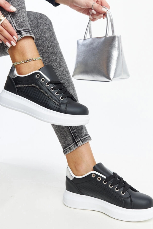 Sneakers nere con strass decorativi...