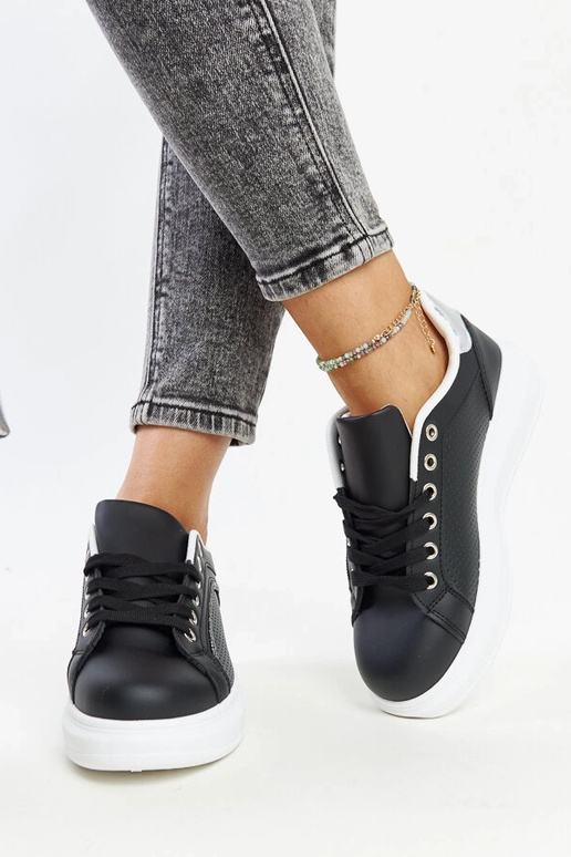 Sneakers nere con strass decorativi...