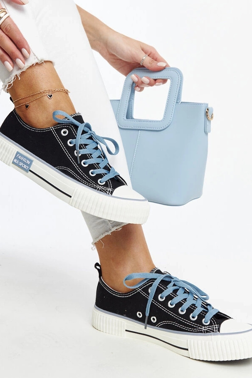 Sneakers nere con lacci colorati...