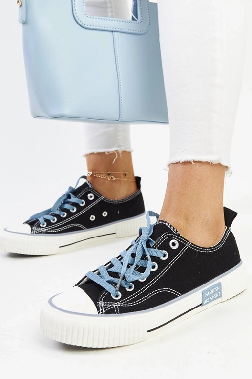 Sneakers nere con lacci colorati...