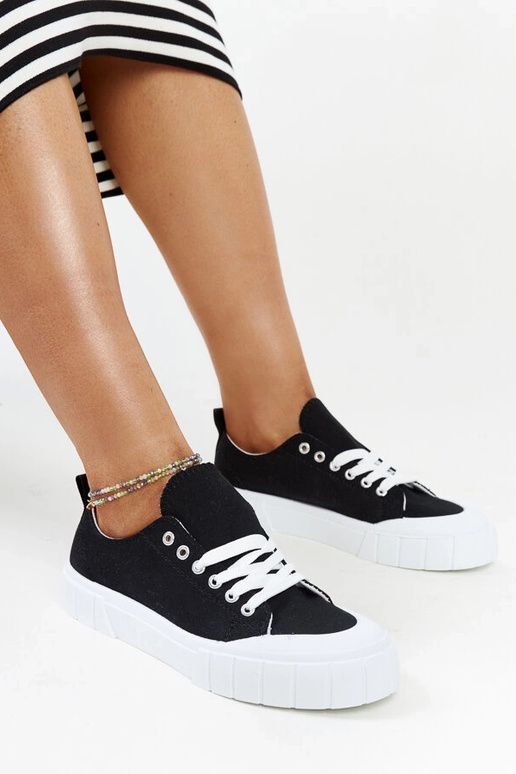 Le sneakers in tessuto nero di Eduard