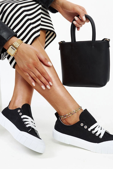 Le sneakers in tessuto nero di Eduard 2