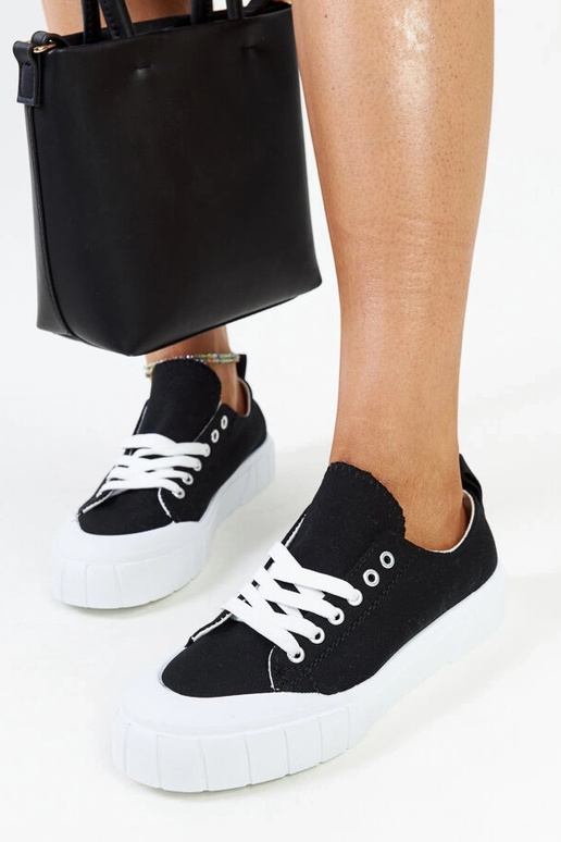 Le sneakers in tessuto nero di Eduard