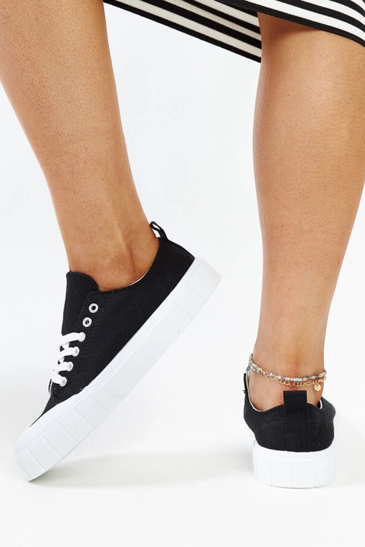 Le sneakers in tessuto nero di Eduard