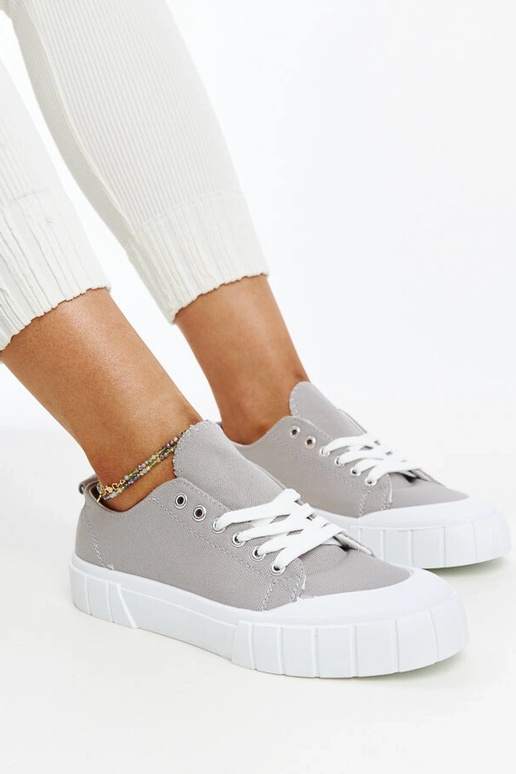 Le sneakers in tessuto grigio di Eduard