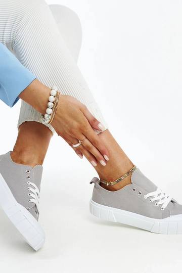 Le sneakers in tessuto grigio di Eduard 2