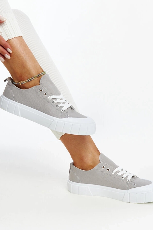 Le sneakers in tessuto grigio di Eduard