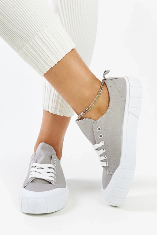 Le sneakers in tessuto grigio di Eduard