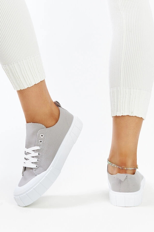 Le sneakers in tessuto grigio di Eduard