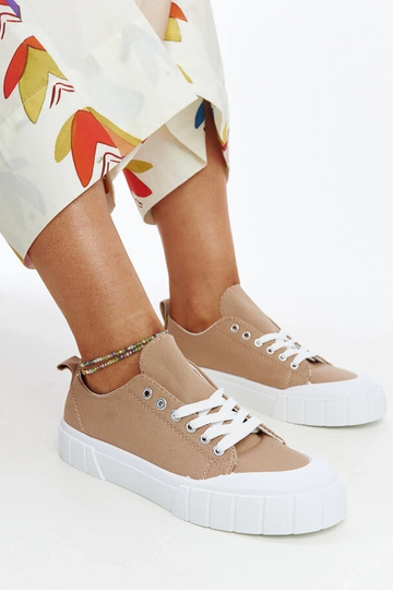 Le sneakers in tessuto marrone di Eduard