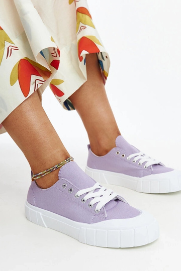 Le sneakers in tessuto viola di Eduard