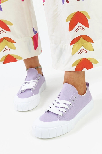 Le sneakers in tessuto viola di Eduard 2