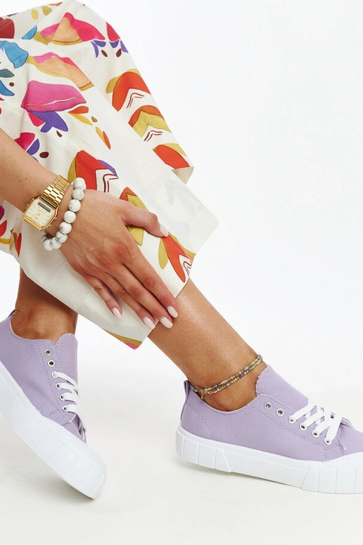Le sneakers in tessuto viola di Eduard
