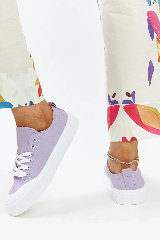 Le sneakers in tessuto viola di Eduard