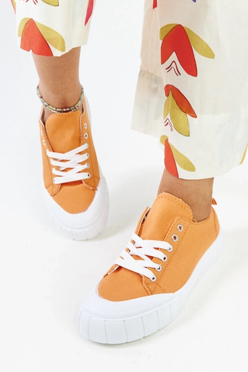 Le sneakers in tessuto arancione di Eduard 2