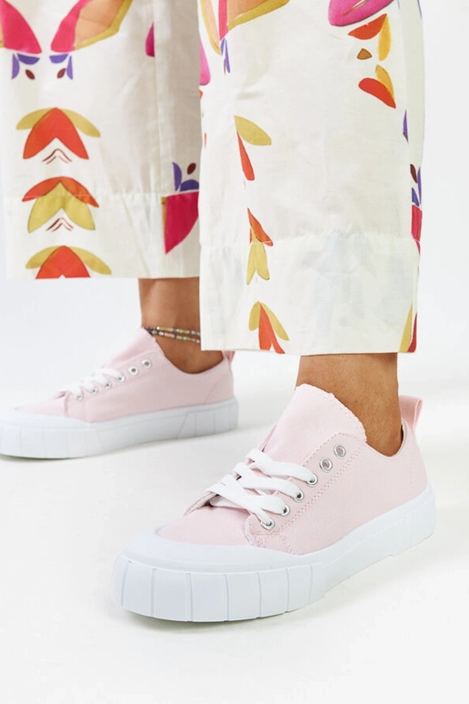 Le sneakers in tessuto rosa di Eduard
