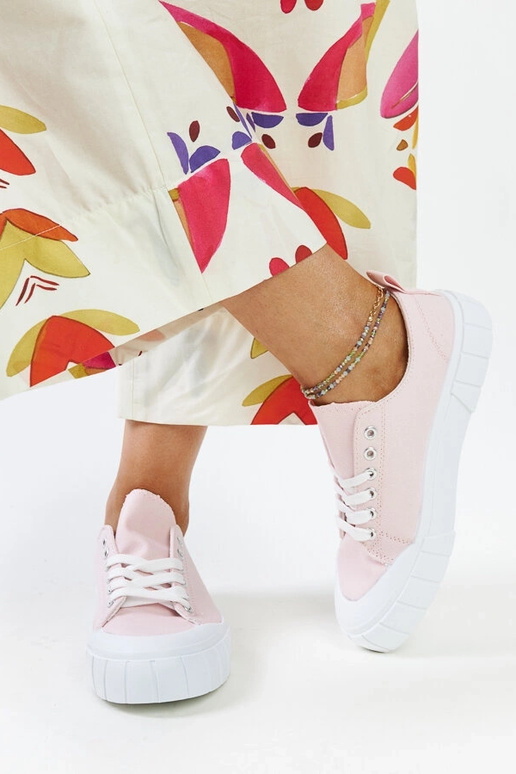 Le sneakers in tessuto rosa di Eduard