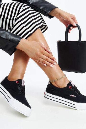 Sneakers da donna nere con suola spessa CROSS JEANS