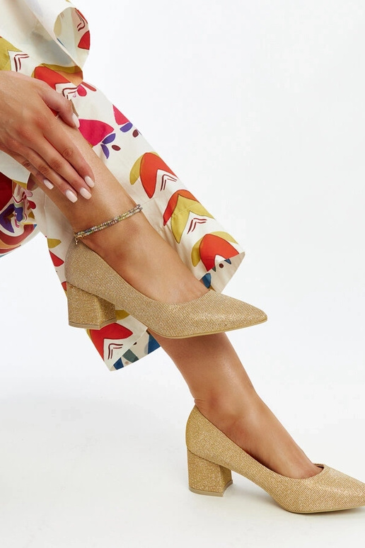 Décolleté dorati lucidi con tacco a...