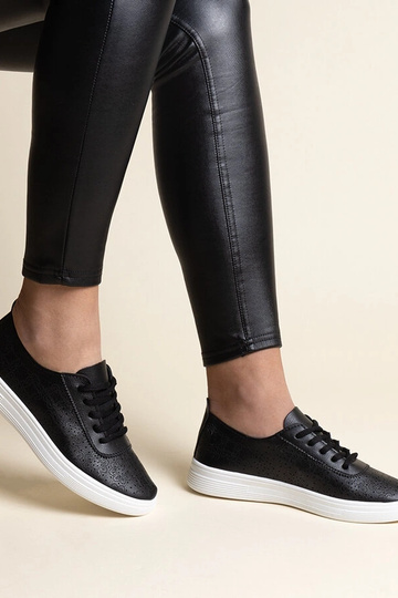 Sneakers in ecopelle nera...