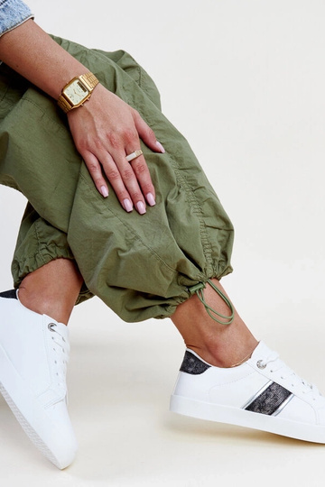 Sneakers nere e bianche con striscia decorativa Grada 2