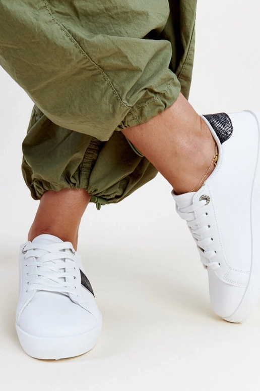 Sneakers nere e bianche con striscia...