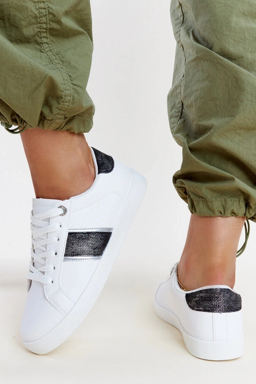 Sneakers nere e bianche con striscia...