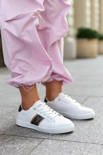 Sneakers bianche con cinturino decorativo Grada