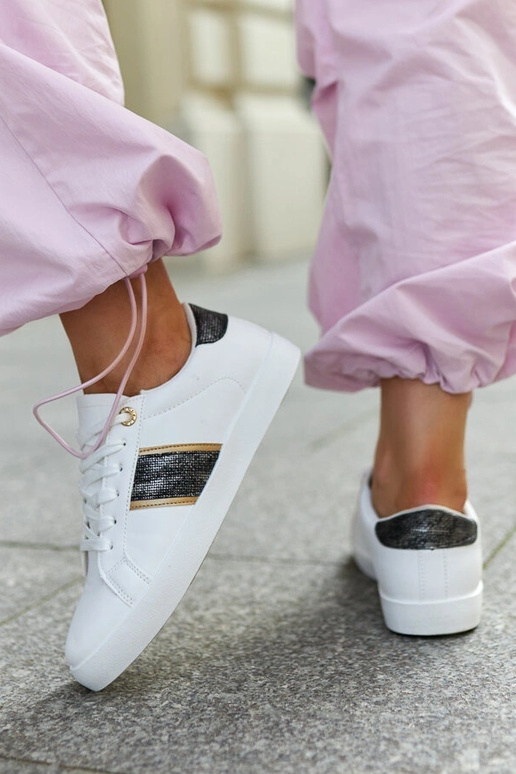 Sneakers bianche con cinturino...