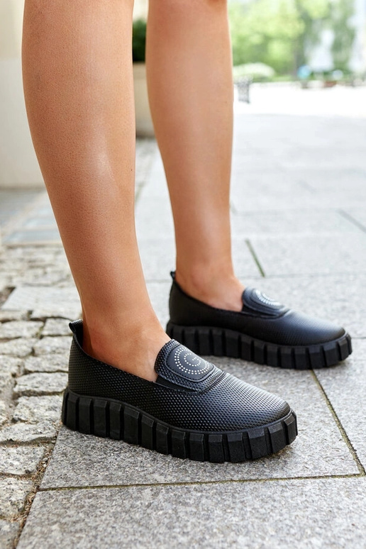 Stivaletti neri con suola massiccia...