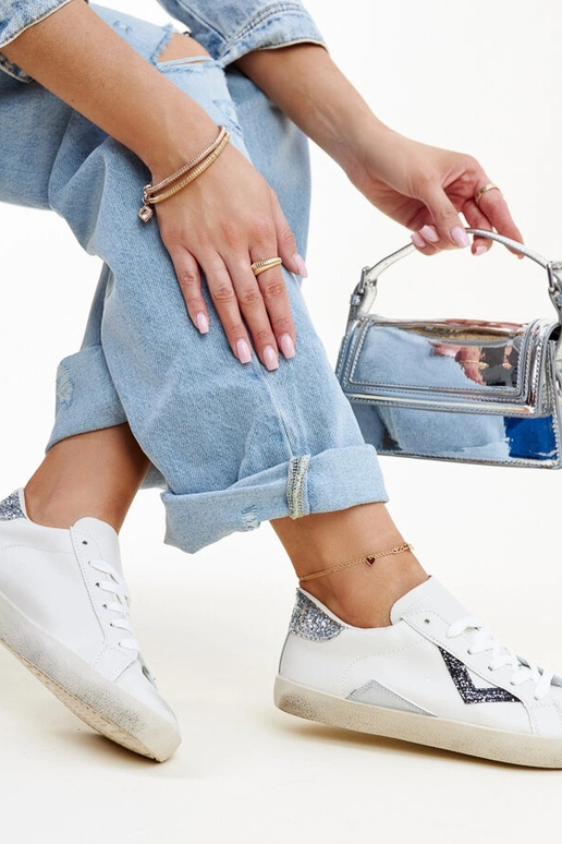 Sneakers bianche con effetto "usura"...