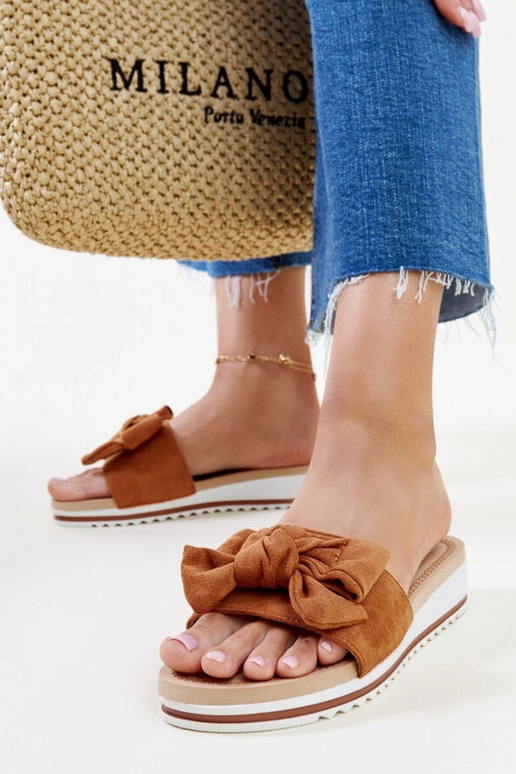 Le infradito marroni con tacco basso...