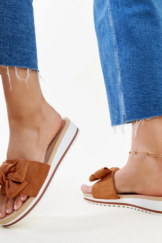 Le infradito marroni con tacco basso...