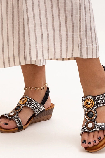 Sandali con zeppa bassa...