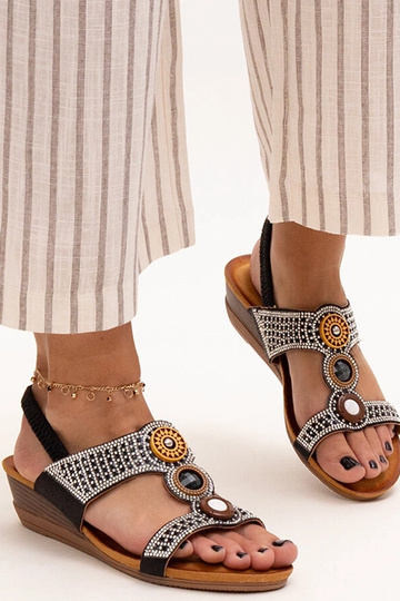 Sandali con zeppa bassa... 2