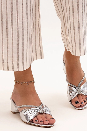 Mules Anbrani con tacco a blocco decorato con zirconi