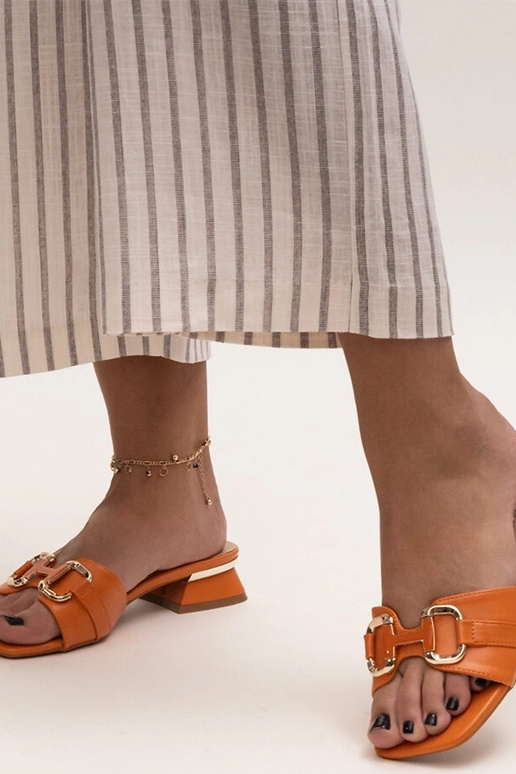 Infradito con tacco basso e fibbia...