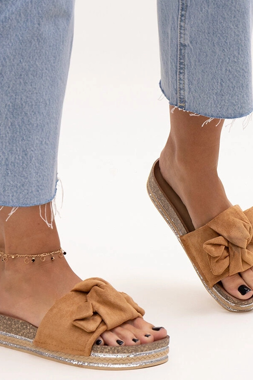 Infradito marroni su suola massiccia...