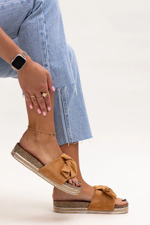 Infradito marroni su suola massiccia...